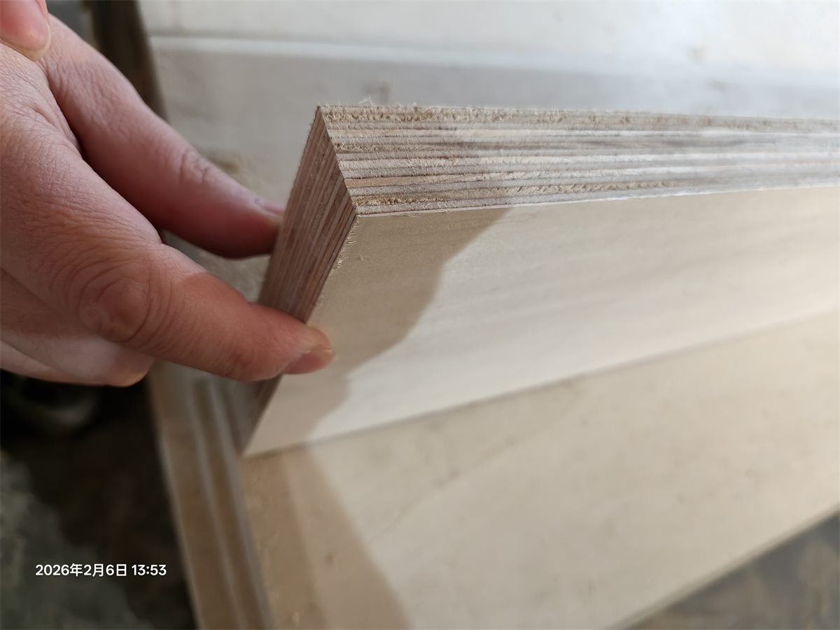 Phenolic glue layer for H20 timber beams